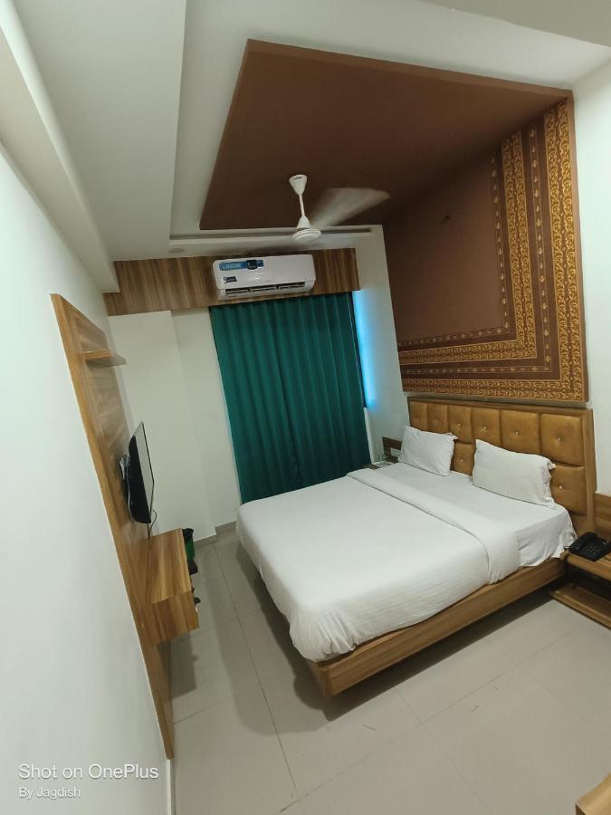 Hotel Asopalav Gandhinagar Exteriör bild