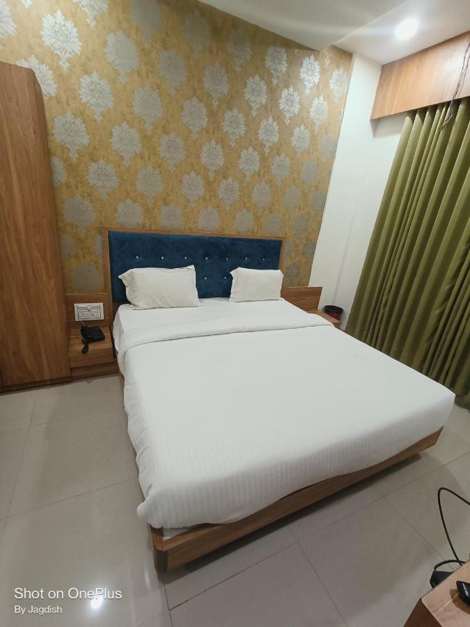 Hotel Asopalav Gandhinagar Exteriör bild